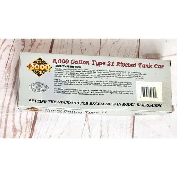Life Like Trains Proto 2000 Series 8000 Gallon Riveted Tank Car Model Train - Picture 2 of 16